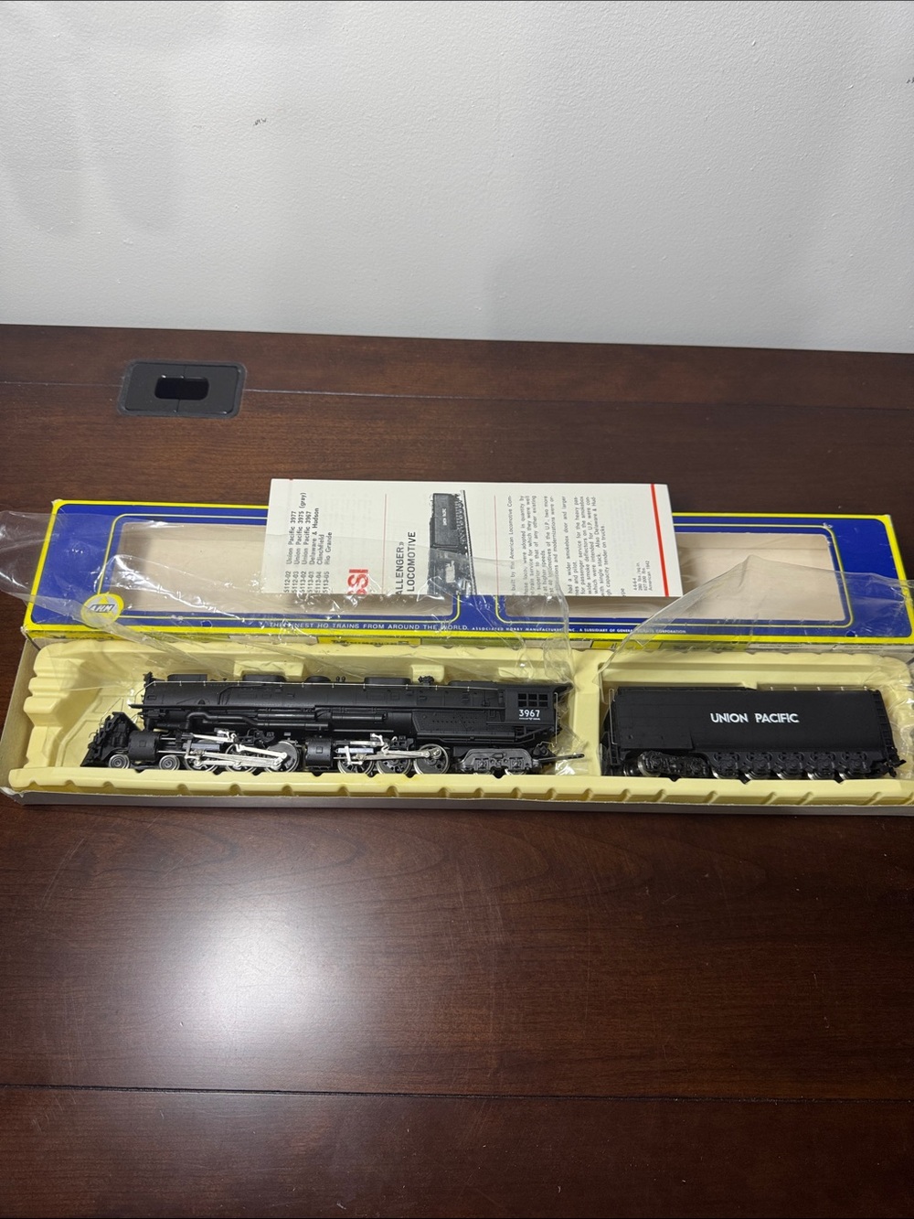 AHM Union Pacific 4-6-6-4 HO Scale Black Challenger Steam Locomotive Train (New)